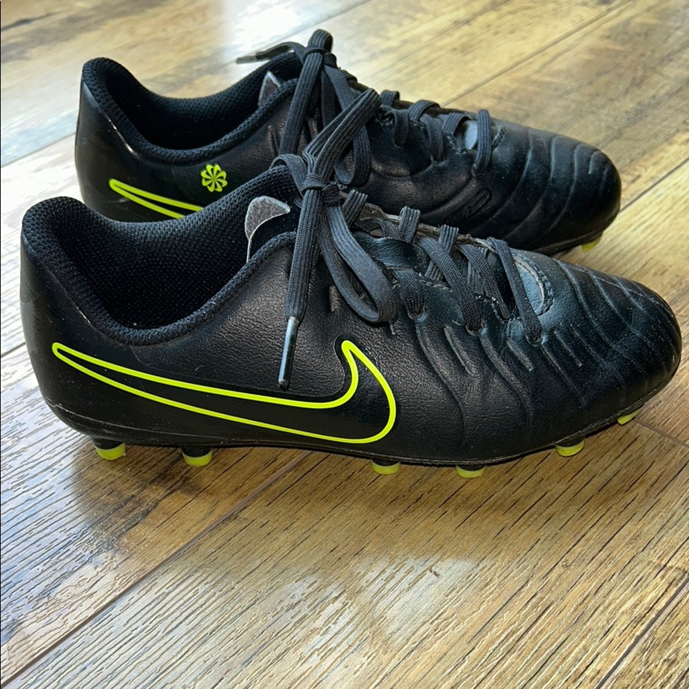 Nike Kids' Tiempo Legend 10 Club FG Soccer Cleats